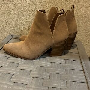 Universal Thread Heels 8.5 EUC